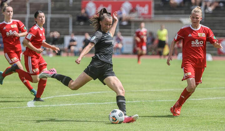 Fussball - B-JUNIORINNEN - Eintracht Frankfurt - 1. FC Union Berlin - 18.06.22, Sorgte mit ihrem Treffer für den Schlusspunkt Kapitänin Sarah Wiesner (EF), nach 4:0-Sieg Einzug ins Finale um die Deutsche Meisterschaft gegen den Hamburger SV, -