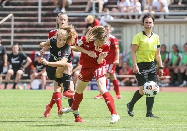 Fussball - B-JUNIORINNEN - Eintracht Frankfurt - 1. FC Union Berlin - 18.06.22, Pauline Platner (EF) beim Abschluss gegen Liliana Ressel (Union) , nach 4:0-Sieg Einzug ins Finale um die Deutsche Meisterschaft gegen den Hamburger SV, -