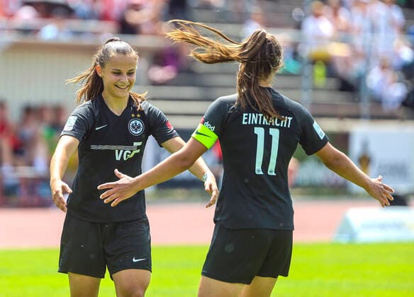 Fussball - B-JUNIORINNEN - Eintracht Frankfurt - 1. FC Union Berlin - 18.06.22, Jubel der Torschützinnen Sarah Preuss und Sarah Wiesner (EF), nach 4:0-Sieg Einzug ins Finale um die Deutsche Meisterschaft gegen den Hamburger SV, -