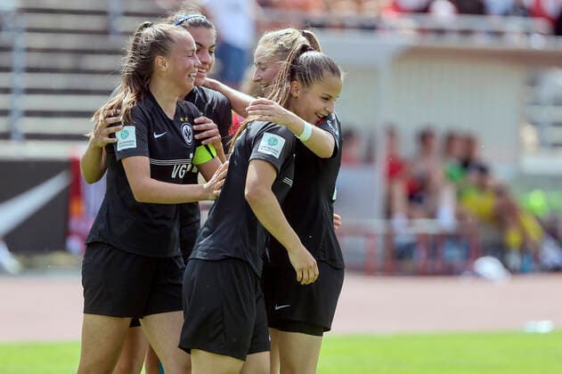 Fussball - B-JUNIORINNEN - Eintracht Frankfurt - 1. FC Union Berlin - 18.06.22, Jubel mit den Torschützinnen Sarah Preuss und Sarah Wiesner (EF), nach 4:0-Sieg Einzug ins Finale um die Deutsche Meisterschaft gegen den Hamburger SV, -