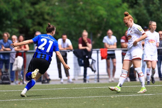 Aufstiegsspiel 2. Frauen Bundesliga 2021-2022, 1. FC Köln II - 1. FC Saarbrücken 1:0 für 1. FC Saarbrücken durch Nadine Anstatt (FCS, 21) Köln RheinEnergieSportpark, Kunstrasen Nordrhein-Westfalen Deutschland