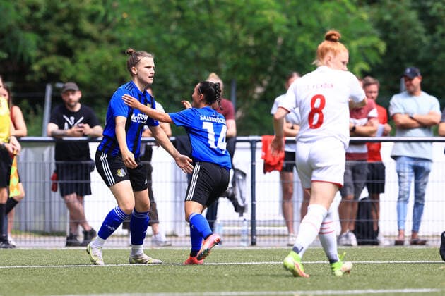 Aufstiegsspiel 2. Frauen Bundesliga 2021-2022, 1. FC Köln II - 1. FC Saarbrücken 1:0 für 1. FC Saarbrücken durch Nadine Anstatt (FCS, 21) Jubel mit Anna Lena Strauß (FCS, 14) Köln RheinEnergieSportpark, Kunstrasen Nordrhein-Westfalen Deutschland