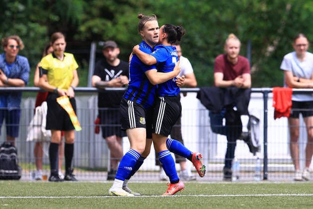 Aufstiegsspiel 2. Frauen Bundesliga 2021-2022, 1. FC Köln II - 1. FC Saarbrücken 1:0 für 1. FC Saarbrücken durch Nadine Anstatt (FCS, 21) Jubel mit Anna Lena Strauß (FCS, 14) Köln RheinEnergieSportpark, Kunstrasen Nordrhein-Westfalen Deutschland