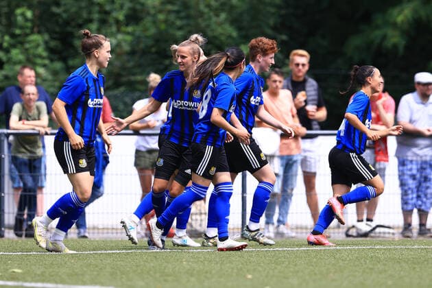 Aufstiegsspiel 2. Frauen Bundesliga 2021-2022, 1. FC Köln II - 1. FC Saarbrücken 1:0 für 1. FC Saarbrücken durch Nadine Anstatt (FCS, 21) Jubel mit Anna Lena Strauß (FCS, 14), Leonie Stöhr (FCS, 10) Köln RheinEnergieSportpark, Kunstrasen Nordrhein-Westfalen Deutschland