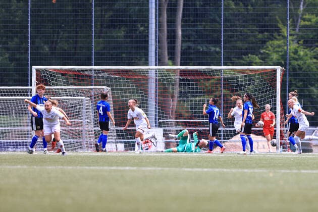 Aufstiegsspiel 2. Frauen Bundesliga 2021-2022, 1. FC Köln II - 1. FC Saarbrücken Jubel nach Freistoßtor zum 1:1 Ausgleich durch Carolin Schraa (FC_II, 17) Köln RheinEnergieSportpark, Kunstrasen Nordrhein-Westfalen Deutschland