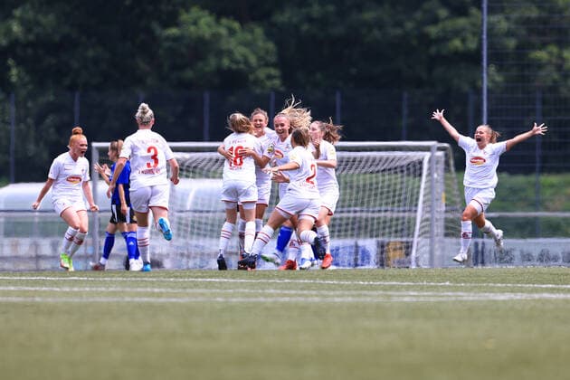 Aufstiegsspiel 2. Frauen Bundesliga 2021-2022, 1. FC Köln II - 1. FC Saarbrücken Jubel nach Freistoßtor zum 1:1 Ausgleich durch Carolin Schraa (FC_II, 17) Köln RheinEnergieSportpark, Kunstrasen Nordrhein-Westfalen Deutschland