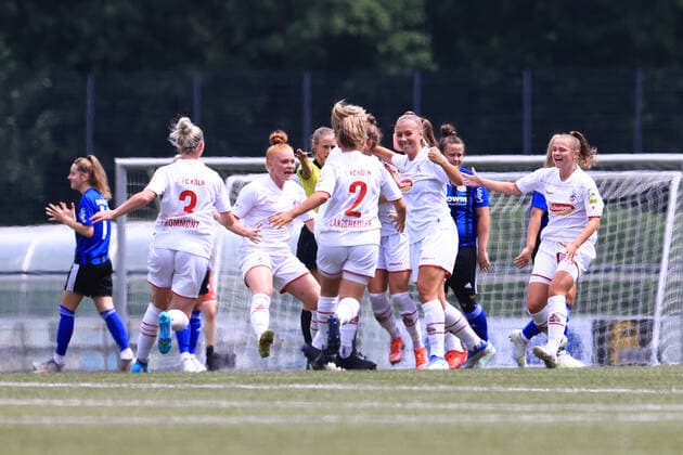 Aufstiegsspiel 2. Frauen Bundesliga 2021-2022, 1. FC Köln II - 1. FC Saarbrücken Jubel nach Freistoßtor zum 1:1 Ausgleich durch Carolin Schraa (FC_II, 17) Köln RheinEnergieSportpark, Kunstrasen Nordrhein-Westfalen Deutschland