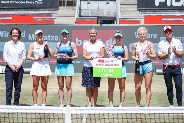 Nadine Raidt (General Manager e motion sports Berlin), Jil TEICHMANN SUI und AlizÃ CORNET FRA (2. Platzierte), Barbara Rittner (Turnierdirektorin bett1open) und die Doppel-Siegerinnen 2022: Storm SANDERS AUS und Katerina SINIAKOVA CZE, Adam Szpyt (Geschäftsführer bett1), bett1open WTA, Tennis Damen 500, Berlin, LTTC Rot-Weiß , 19.06.2022, Copyright: xClaudioxGärtnerx