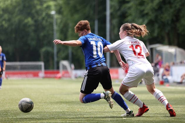 Aufstiegsspiel 2. Frauen Bundesliga 2021-2022, 1. FC Köln II - 1. FC Saarbrücken Leonie Stöhr (FCS, 10), Leonie Krump (FC_II, 12) Köln RheinEnergieSportpark, Kunstrasen Nordrhein-Westfalen Deutschland