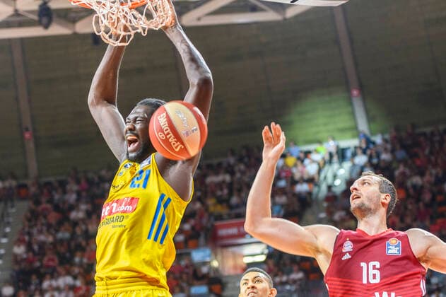 GER, easy credit BBl, Finale Spiel 4, FC Bayern Muenchen Basketball vs. Alba Berlin 19.06.2022, Audi Dome, Muenchen, GER, easy credit BBl, Finale Spiel 4, FC Bayern Muenchen Basketball vs. Alba Berlin, im Bild Christ Koumadje (Alba Berlin 21) macht den Korb gegen Paul Zipser (FC Bayern Basketball 16) *** GER, easy credit BBl, final game 4, FC Bayern Muenchen Basketball vs Alba Berlin 19 06 2022, Audi Dome, Munich, GER, easy credit BBl, final game 4, FC Bayern Muenchen Basketball vs Alba Berlin, in picture Christ Koumadje Alba Berlin 21 makes the basket against Paul Zipser FC Bayern Basketball 16 nordphotoxGmbHx xStraubmeier nph00004