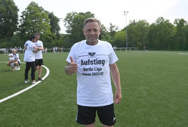 Sport Themen der Woche KW24 Sport Bilder des Tages Fussball, Landesliga Berlin, Saison 2021 2022, Relegation zur Berlin-Liga (Rückspiel), Stern Britz - BFC Preussen, der BFC Preussen bejubelt den Aufstieg in die Berlin-Liga, Trainer Thomas Häßler (BFC Preussen), 19.06. 2022, *** Football, Landesliga Berlin, season 2021 2022, relegation to the Berlin League second leg , Stern Britz BFC Preussen, the BFC Preussen celebrates the promotion to the Berlin League, coach Thomas Häßler BFC Preussen , 19 06 2022, Copyright: xMatthiasxKochx