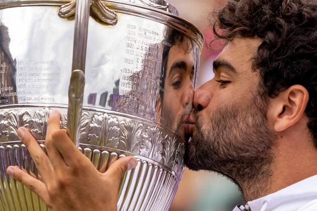 Sport Themen der Woche KW24 19th June 2022; Queens Club, West Kensington, London, England; Cinch Queens Club ATP, Tennis Herren Tour 500 series Lawn Tennis tournament; Matteo Berrettini kisses the Queens Club mens singles final Trophy  ActionPlus12401364 ShaunxBrooks