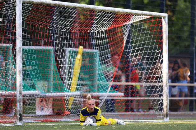 Aufstiegsspiel 2. Frauen Bundesliga 2021-2022, 1. FC Köln II - 1. FC Saarbrücken Pauline Carlotta Nelles (FC_II, 1) hält Elfmeter Köln RheinEnergieSportpark, Kunstrasen Nordrhein-Westfalen Deutschland