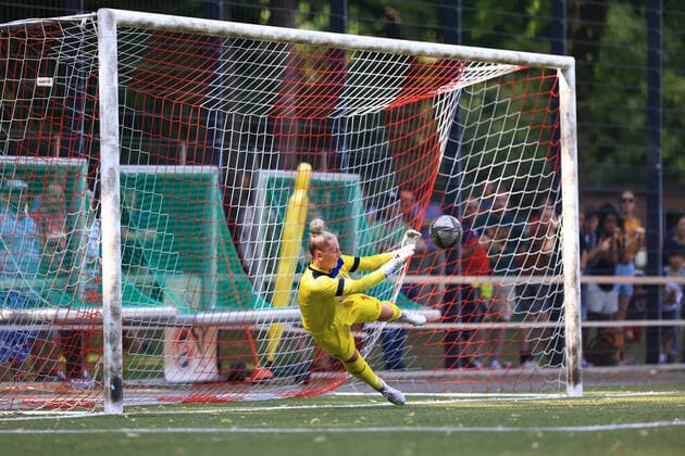 Aufstiegsspiel 2. Frauen Bundesliga 2021-2022, 1. FC Köln II - 1. FC Saarbrücken Pauline Carlotta Nelles (FC_II, 1) hält Elfmeter Köln RheinEnergieSportpark, Kunstrasen Nordrhein-Westfalen Deutschland