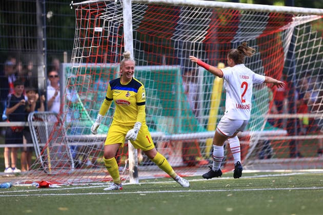 Aufstiegsspiel 2. Frauen Bundesliga 2021-2022, 1. FC Köln II - 1. FC Saarbrücken Pauline Carlotta Nelles (FC_II, 1), Antonia Langshausen (FC_II, 2) nach dem Sieg im Elfmeterschießen Köln RheinEnergieSportpark, Kunstrasen Nordrhein-Westfalen Deutschland