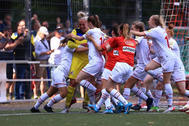 Aufstiegsspiel 2. Frauen Bundesliga 2021-2022, 1. FC Köln II - 1. FC Saarbrücken 1. FC Köln II jubelt nach dem Sieg im Elfmeterschießen Köln RheinEnergieSportpark, Kunstrasen Nordrhein-Westfalen Deutschland