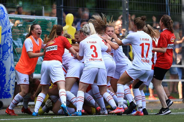 Aufstiegsspiel 2. Frauen Bundesliga 2021-2022, 1. FC Köln II - 1. FC Saarbrücken 1. FC Köln II jubelt nach dem Sieg im Elfmeterschießen Köln RheinEnergieSportpark, Kunstrasen Nordrhein-Westfalen Deutschland