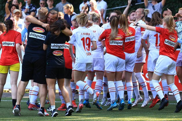 Aufstiegsspiel 2. Frauen Bundesliga 2021-2022, 1. FC Köln II - 1. FC Saarbrücken 1. FC Köln II jubelt nach dem Sieg im Elfmeterschießen Köln RheinEnergieSportpark, Kunstrasen Nordrhein-Westfalen Deutschland