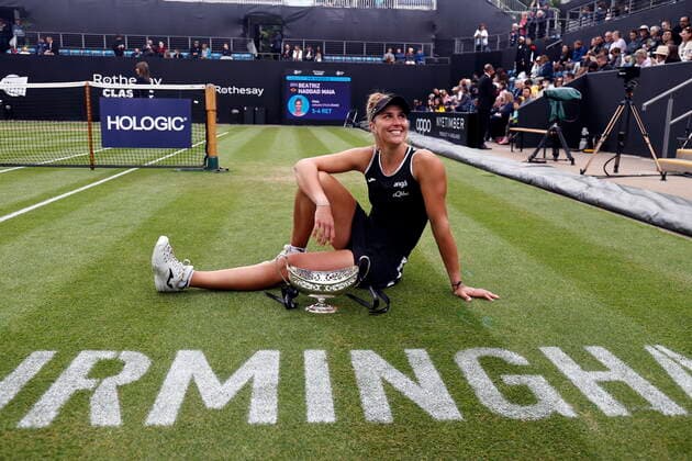 Tennis - 2022 WTA, Tennis Damen Rothesay Birmingham Classic Championships - Edgbaston Priory Club - Sunday 19th June 2022 Beatriz Haddad Maia (BRZ) poses with the winners trophy after number eight seed Shuai Zhang (CHN) retired in the first set of their match, at 2022 Rothesay Birmingham Classic Championships. 