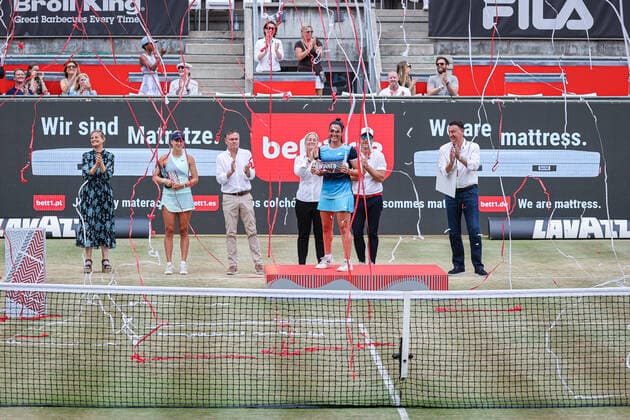 Ons JABEUR TUN wird als Siegerin 2022 gefeiert, bett1open WTA, Tennis Damen 500, Berlin, LTTC Rot-Weiß , 19.06.2022, Copyright: xClaudioxGärtnerx