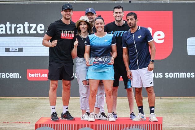 Siegerin der bett1open 2022: Ons JABEUR TUN mit Team, bett1open WTA, Tennis Damen 500, Berlin, LTTC Rot-Weiß , 19.06.2022, Copyright: xClaudioxGärtnerx