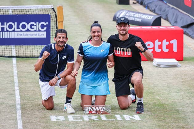 Siegerin der bett1open 2022: Ons JABEUR TUN mit Team, bett1open WTA, Tennis Damen 500, Berlin, LTTC Rot-Weiß , 19.06.2022, Copyright: xClaudioxGärtnerx