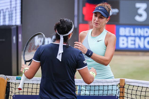 Belinda BENCIC SUI muss verletzungsbedingt aufgeben, Ons JABEUR TUN, bett1open WTA, Tennis Damen 500, Berlin, LTTC Rot-Weiß , 19.06.2022, Copyright: xClaudioxGärtnerx