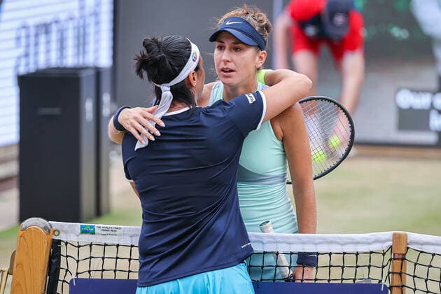 Belinda BENCIC SUI muss verletzungsbedingt aufgeben, Ons JABEUR TUN, bett1open WTA, Tennis Damen 500, Berlin, LTTC Rot-Weiß , 19.06.2022, Copyright: xClaudioxGärtnerx