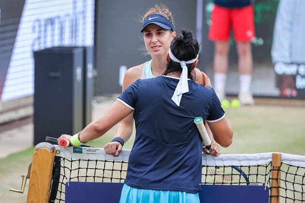 Belinda BENCIC SUI muss verletzungsbedingt aufgeben, Ons JABEUR TUN, bett1open WTA, Tennis Damen 500, Berlin, LTTC Rot-Weiß , 19.06.2022, Copyright: xClaudioxGärtnerx