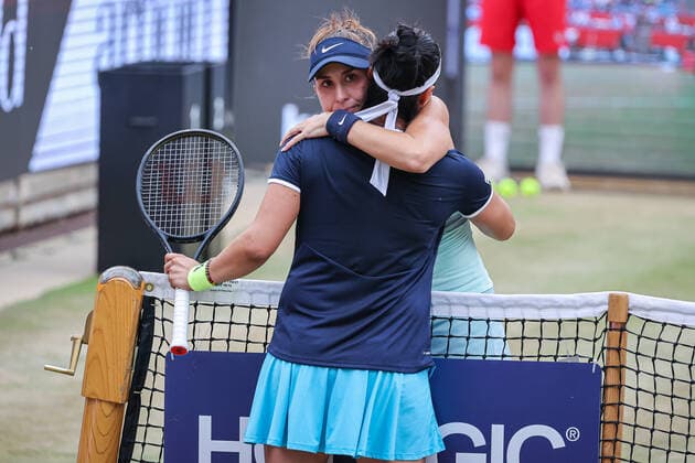 Belinda BENCIC SUI muss verletzungsbedingt aufgeben, Ons JABEUR TUN, bett1open WTA, Tennis Damen 500, Berlin, LTTC Rot-Weiß , 19.06.2022, Copyright: xClaudioxGärtnerx