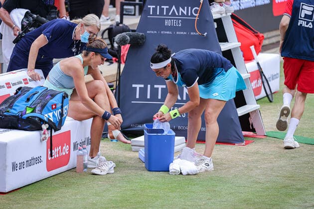 Ons JABEUR TUN (rechts) hilft Belinda BENCIC SUI den Fuß nach dem Umknicken zu kühlen - eine sehr sportliche Geste, bett1open WTA, Tennis Damen 500, Berlin, LTTC Rot-Weiß , 19.06.2022, Copyright: xClaudioxGärtnerx