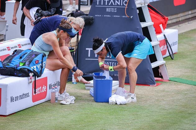 Ons JABEUR TUN (rechts) hilft Belinda BENCIC SUI den Fuß nach dem Umknicken zu kühlen - eine sehr sportliche Geste, bett1open WTA, Tennis Damen 500, Berlin, LTTC Rot-Weiß , 19.06.2022, Copyright: xClaudioxGärtnerx