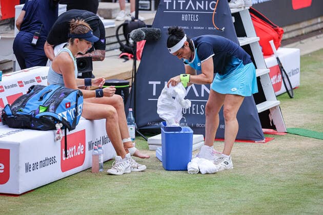 Ons JABEUR TUN (rechts) hilft Belinda BENCIC SUI den Fuß nach dem Umknicken zu kühlen - eine sehr sportliche Geste, bett1open WTA, Tennis Damen 500, Berlin, LTTC Rot-Weiß , 19.06.2022, Copyright: xClaudioxGärtnerx