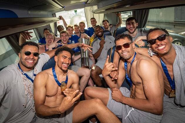 Sport Bilder des Tages Basketball München 19.06.2022 Saison 2021 2022 easyCredit BBL 1. Bundesliga Playoffs Finale Spiel 4 FC Bayern München Basketball - Alba Berlin Alba Berlin ist Deutscher Meister Rückfahrt im Bus zum Bahnhof Team Alba Jubel *** Basketball Munich 19 06 2022 Season 2021 2022 easyCredit BBL 1 Bundesliga Playoffs Final Game 4 FC Bayern Munich Basketball Alba Berlin Alba Berlin is German Champion Return bus to train station Team Alba Cheering