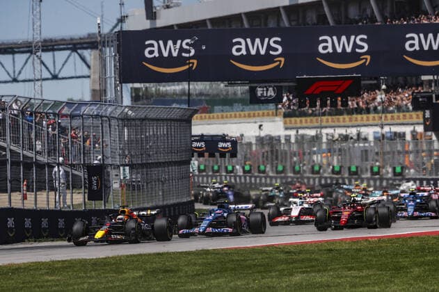 start of the race, depart, 01 VERSTAPPEN Max (nld), Red Bull Racing RB18, action 14 ALONSO Fernando (spa), Alpine F1 Team A522, action 55 SAINZ Carlos (spa), Scuderia Ferrari F1-75, action during the Formula 1 AWS Grand Prix du Canada 2022, 9th round of the 2022 FIA Formula One World Championship, WM, Weltmeisterschaft on the Circuit Gilles Villeneuve, from June 17 to 19, 2022 in Montreal, Canada - F1 - CANADIAN GRAND PRIX 2022 - RACE DPPI Panoramic _V2_5913