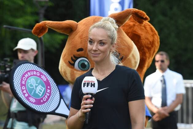 19.06.2022 Bad Homburg vor der Höhe, Kurpark WTA, Tennis Damen 250 Bad Homburg Open - Impressionen ehemalige Wimbledon-Finalistin Sabine Lisicki im FFHInterview mit Maskottchen HAZEL emspor, DFL regulations prohibit any use of photographs as image sequences and or quasi-video