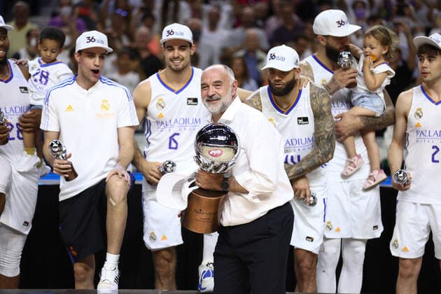 Sport Bilder des Tages Basketball, Liga ACB Finale, Real Madrid ist spanischer Meister June 19, 2022, MADRID, MADRID, SPAIN: Pablo Laso, head coach of Real Madrid, celebrates the victory with the trophy during the Final Game 4 of spanish league, Liga ACB Endesa, basketball match played between Real Madrid and FC Barcelona, Barca at Wizink Center pavilion on June 19, 2022, in Madrid Spain. MADRID SPAIN - ZUMAa181 20220619_zaa_a181_072 Copyright: xOscarxJ.xBarrosox