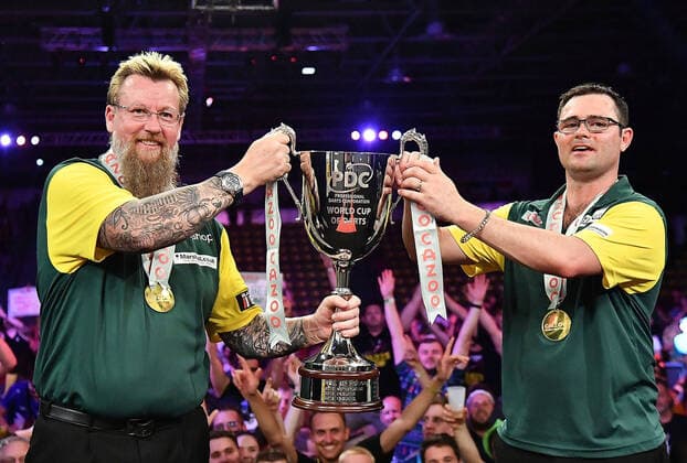 Sport Themen der Woche KW24 Sport Bilder des Tages 19.06.2022, xhbx, Dart Cazoo World Cup of Darts 2022, emspor, v.l. Simon Whitlock (Australien), Damon Heta (Australien) Siegerehrung, Pokal Frankfurt am Main *** 19 06 2022, xhbx, Dart Cazoo World Cup of Darts 2022, emspor, v l Simon Whitlock Australia , Damon Heta Australia award ceremony, cup Frankfurt am Main