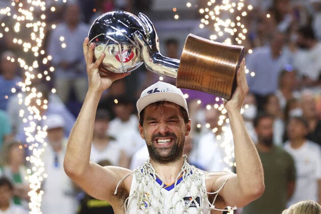 Sport Themen der Woche KW24 Sport Bilder des Tages June 19, 2022, Madrid, Spain: SERGIO LLULL of Real Madrid celebrates with the trophy after their 81:74 win over Barcelona in Final Game 4 of Spanish Liga ACB basketball championship, at Wizink Center pavilion. Madrid Spain - ZUMAa181 20220619_zaa_a181_077 Copyright: xOscarxJ.xBarrosox