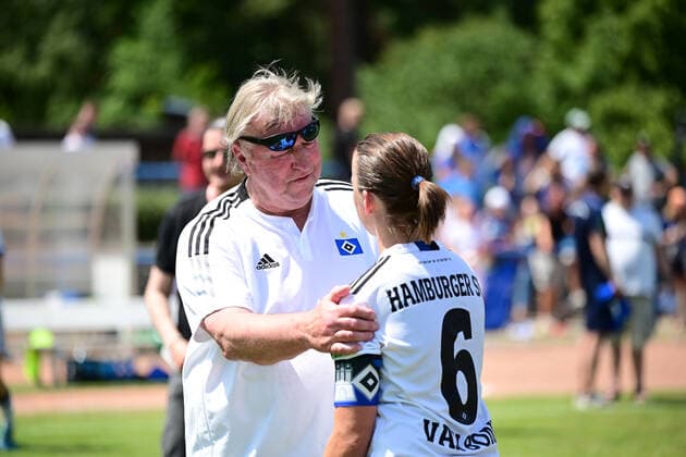 Sport Themen der Woche KW24 Sport Bilder des Tages Fußball I Frauen I Saison 2021-2022 I Aufstieg zur 2. Frauen-Bundesliga I Rückspiel I 1. FFC Turbine Potsdam II - Hamburger SV I 19.06.2022 Horst Hrubesch tröstet Anne van Bonn (6, Hamburger SV) Potsdam Stadion Brandenburg Deutschland *** Soccer I Women I Season 2021 2022 I Promotion to the 2 Womens Bundesliga I Second leg I 1 FFC Turbine Potsdam II Hamburger SV I 19 06 2022 Horst Hrubesch consoles Anne van Bonn 6, Hamburger SV Potsdam Stadium Brandenburg Germany Copyright: xLobeca FelixxSchlikisx