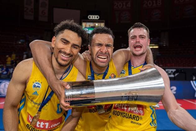 Basketball Berlin 19.06.2022 Saison 2021 2022 easyCredit BBL 1. Bundesliga Playoffs Finale Spiel 4 FC Bayern München Basketball - Alba Berlin Jubel Alba Alba gewinnt und ist Deutscher Meister 2022 Jubel Maodo Lo (Alba Berlin, No.00) Johannes Thiemann (Alba Berlin, No.32) Jonas Mattisseck (Alba Berlin, No.09) vlnr.