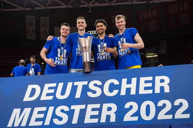 Basketball Berlin 19.06.2022 Saison 2021 2022 easyCredit BBL 1. Bundesliga Playoffs Finale Spiel 4 FC Bayern München Basketball - Alba Berlin Jubel Alba Alba gewinnt und ist Deutscher Meister 2022 Jubel Berliner Spieler Jonas Mattisseck (Alba Berlin, No.09) Tim Schneider (Alba Berlin, No.10) Maodo Lo (Alba Berlin, No.00) Malte Delow (Alba Berlin, No.06) vlnr. Johannes Thiemann (Alba Berlin, No.32) Jonas Mattisseck (Alba Berlin, No.09) vlnr.