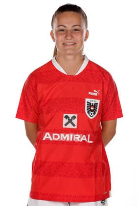 WOMEN SOCCER - OEFB ladies, team photo shoot VIENNA,AUSTRIA,17.JUN.22 - WOMEN SOCCER - OEFB, Oesterreichischer Fussball-Bund, team photoshooting, ladies. Image shows Annabel Schasching (AUT).  GEPAxpictures xWalterxLuger