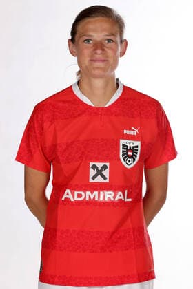 WOMEN SOCCER - OEFB ladies, team photo shoot VIENNA,AUSTRIA,17.JUN.22 - WOMEN SOCCER - OEFB, Oesterreichischer Fussball-Bund, team photoshooting, ladies. Image shows Carina Wenninger (AUT).  GEPAxpictures xWalterxLuger