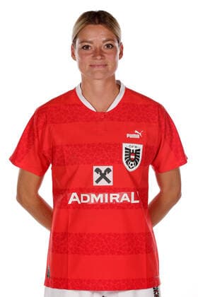 WOMEN SOCCER - OEFB ladies, team photo shoot VIENNA,AUSTRIA,17.JUN.22 - WOMEN SOCCER - OEFB, Oesterreichischer Fussball-Bund, team photoshooting, ladies. Image shows Verena Hanshaw (AUT).  GEPAxpictures xWalterxLuger