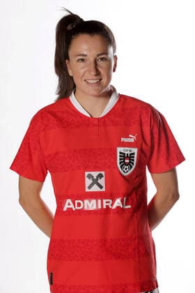 WOMEN SOCCER - OEFB ladies, team photo shoot VIENNA,AUSTRIA,17.JUN.22 - WOMEN SOCCER - OEFB, Oesterreichischer Fussball-Bund, team photoshooting, ladies. Image shows Barbara Dunst (AUT).  GEPAxpictures xWalterxLuger