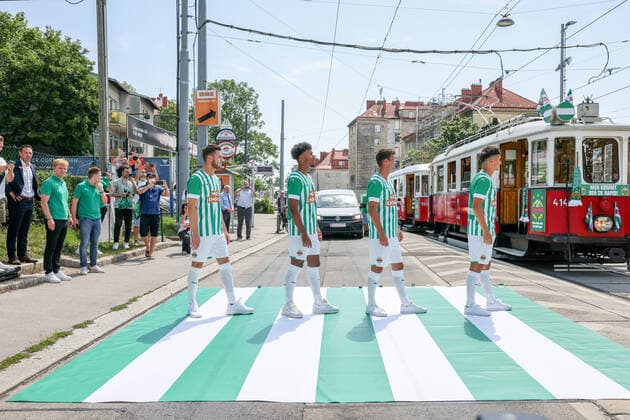 Sport Themen der Woche KW25 Sport Bilder des Tages SOCCER - Rapid jersey presentation VIENNA,AUSTRIA,20.JUN.22 - SOCCER - SK Rapid Wien, jersey presentation. Image shows Kevin Wimmer, Emanuel Aiwu, Maximilian Hofmann and Bernhard Zimmermann (Rapid).  GEPAxpictures xDavidxBitzan