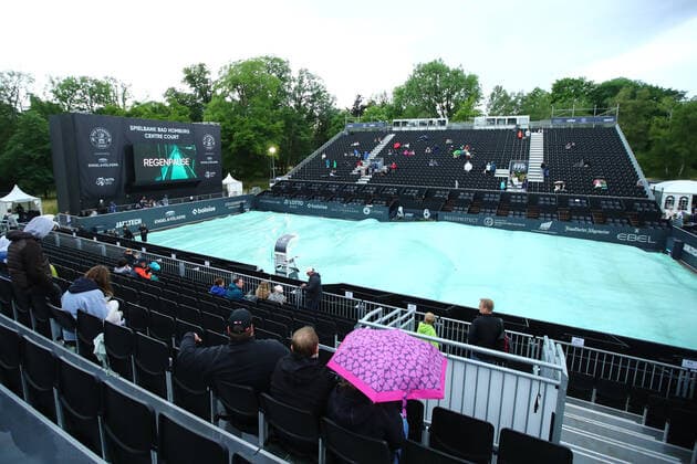 Regenpause bei den Bad Homburg Open: Die Regenplane ist auf dem Center Court ausgerollt und Zuschauer sitzen mit Regenschirmen auf der Tribuene Bad Homburg Open, Tennis 20.06.2022 Bad Homburg Open, Tennis 20.06.2022 Bad Homburg Copyright: xEibner-Pressefotox EP_RWS