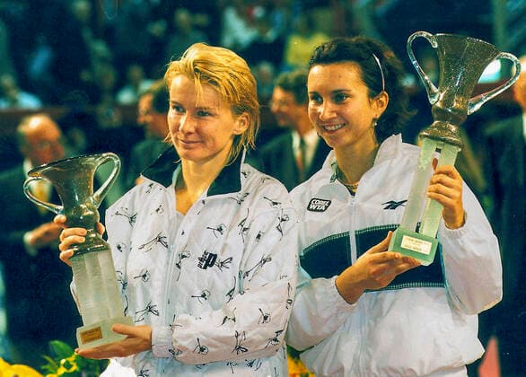 Die Gewinner vom Faber Grand Prix 97 in Hannover - Iva Majoli CRO rechts und Jana Novotna CZE. am 23.02.1997 *** The winners of the Faber Grand Prix 97 in Hannover Iva Majoli CRO right and Jana Novotna CZE on 23 02 1997