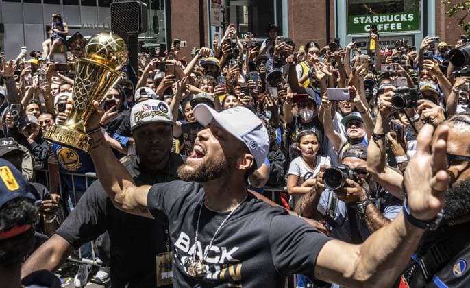 Basketball, NBA, Golden State Warriors Siegesparade Golden State Warriors Stephen Curry takes the NBA, Basketball Herren, USA Finals MVP trophy out to the fans during a parade up Market Street to honor the team s NBA championship in San Francisco on Monday, June 20, 2022.  SXP2022062015 TERRYxSCHMITT